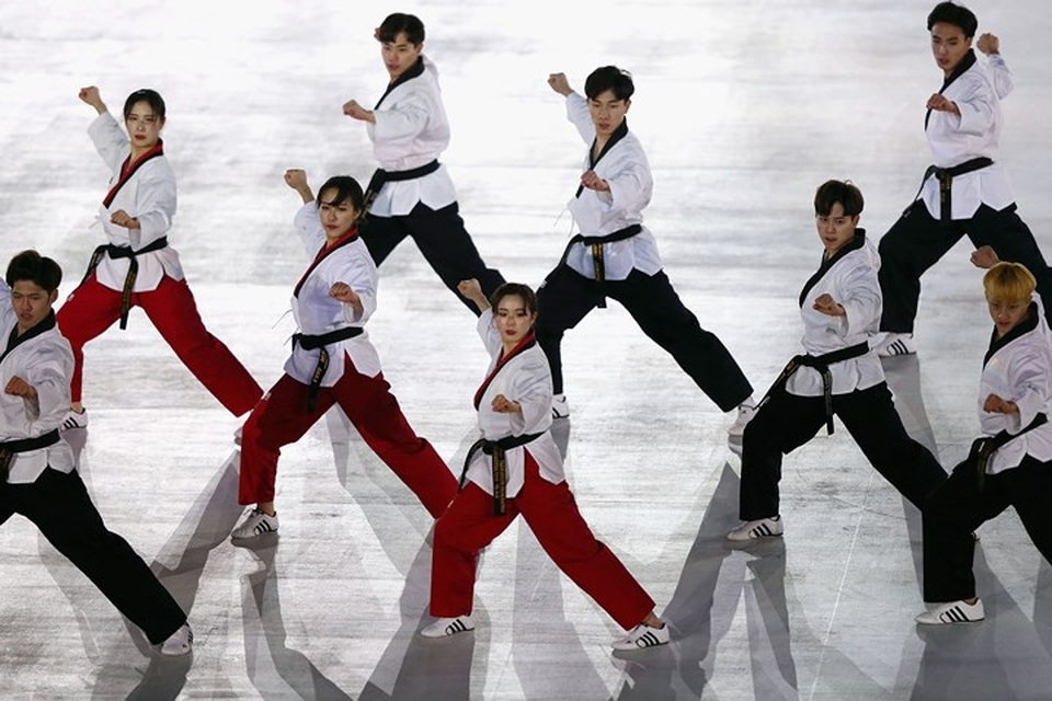 Lễ khai mạc Olympic mùa Đông 2018 hoành tráng, rực rỡ sắc màu - 12 Màn đồng diễn Taekwondo (môn thể thao truyền thống của Hàn Quốc) trong lễ khai mạc