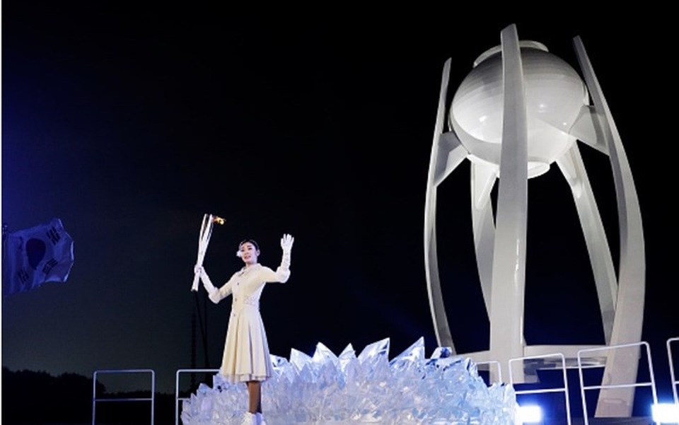Lễ khai mạc Olympic mùa Đông 2018 hoành tráng, rực rỡ sắc màu - 17 VĐV trượt băng Yuna Kim là người thắp lửa trên đài lửa của Olympic Mùa Đông 2018