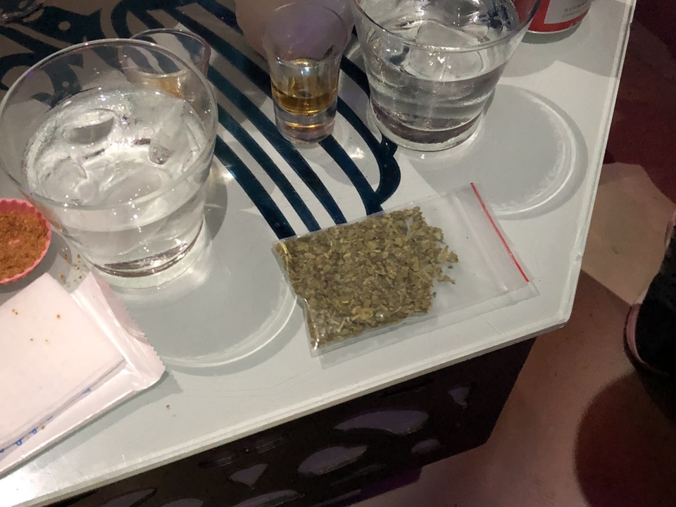 Hàng trăm dân chơi nhốn nháo bỏ chạy, ném ma túy khi cảnh sát ập vào quán bar - 11