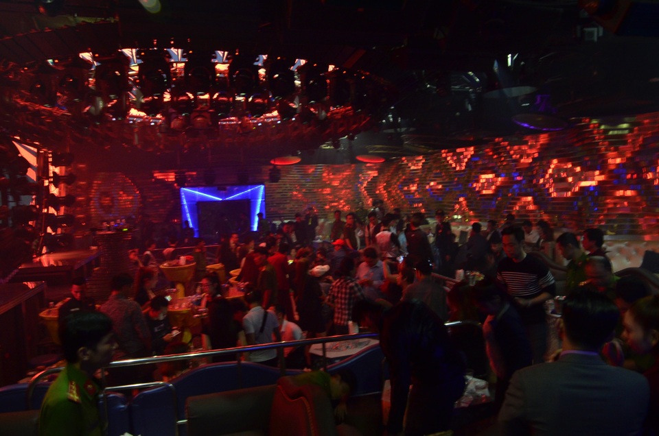 Hàng trăm dân chơi nhốn nháo bỏ chạy, ném ma túy khi cảnh sát ập vào quán bar - 8