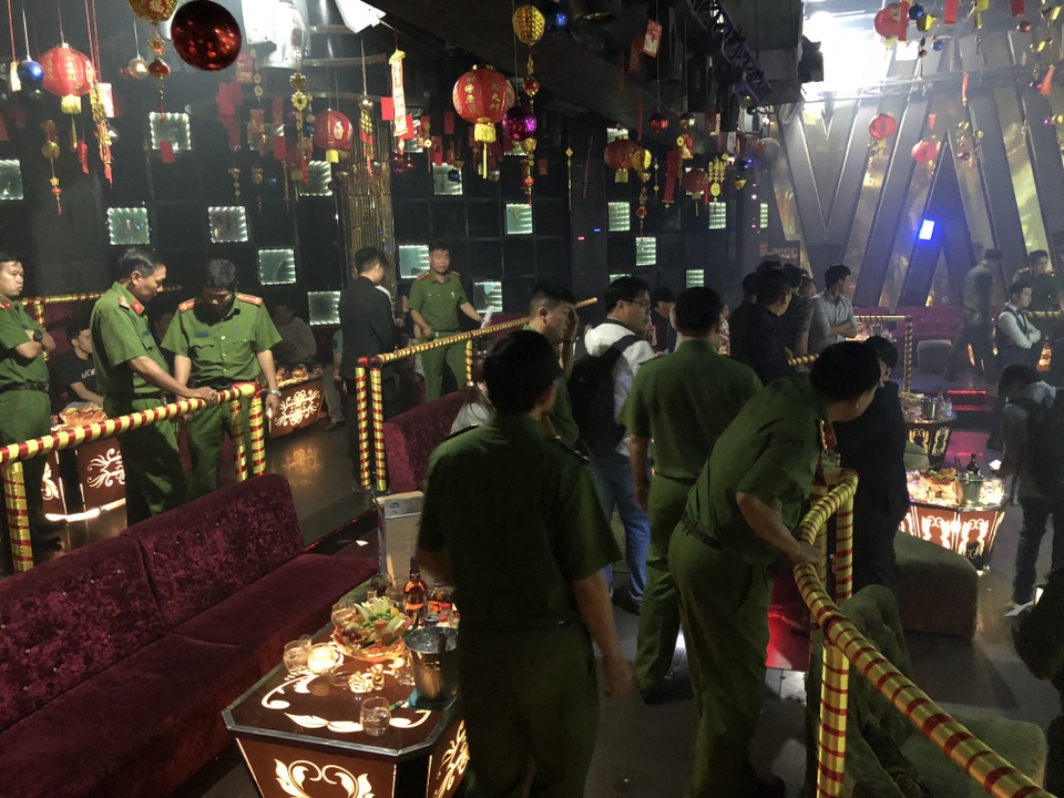 Bên trong 2 quán bar lúc công an kiểm tra