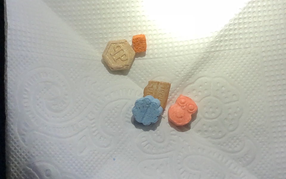 Hàng trăm dân chơi nhốn nháo bỏ chạy, ném ma túy khi cảnh sát ập vào quán bar - 10