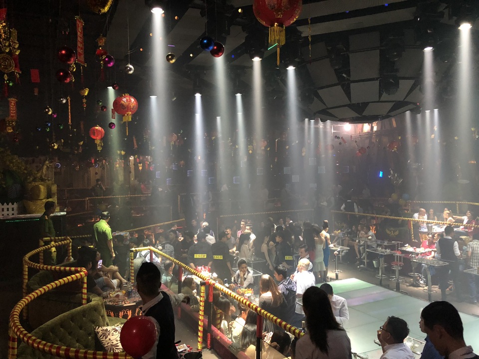 Hàng trăm dân chơi nhốn nháo bỏ chạy, ném ma túy khi cảnh sát ập vào quán bar - 5