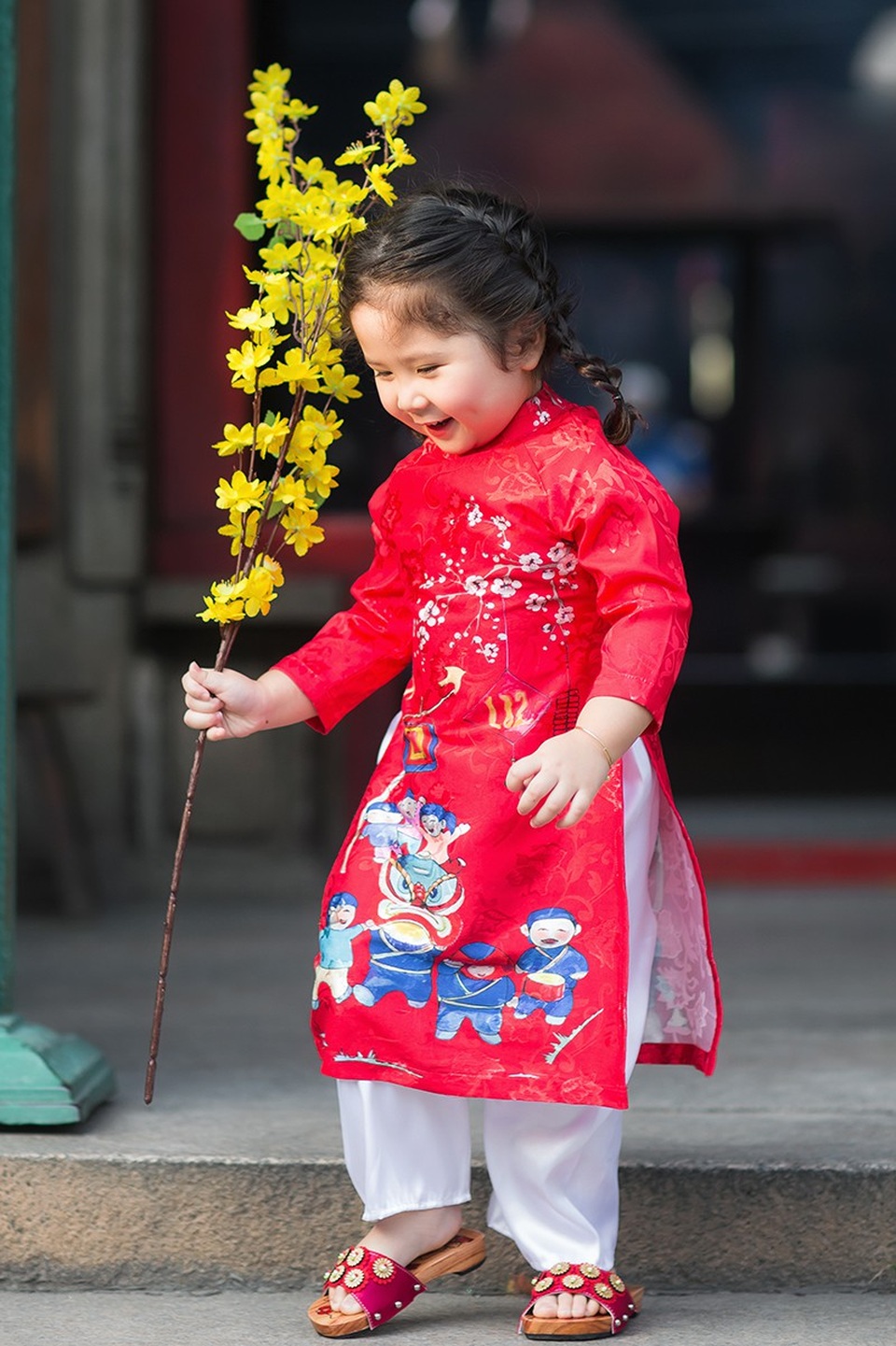 Đi chùa đầu xuân cùng cô bé đáng yêu Mimi - 6 Cô bé rất hay cười và hiếu động. Bé cũng rất thích được chụp ảnh.
