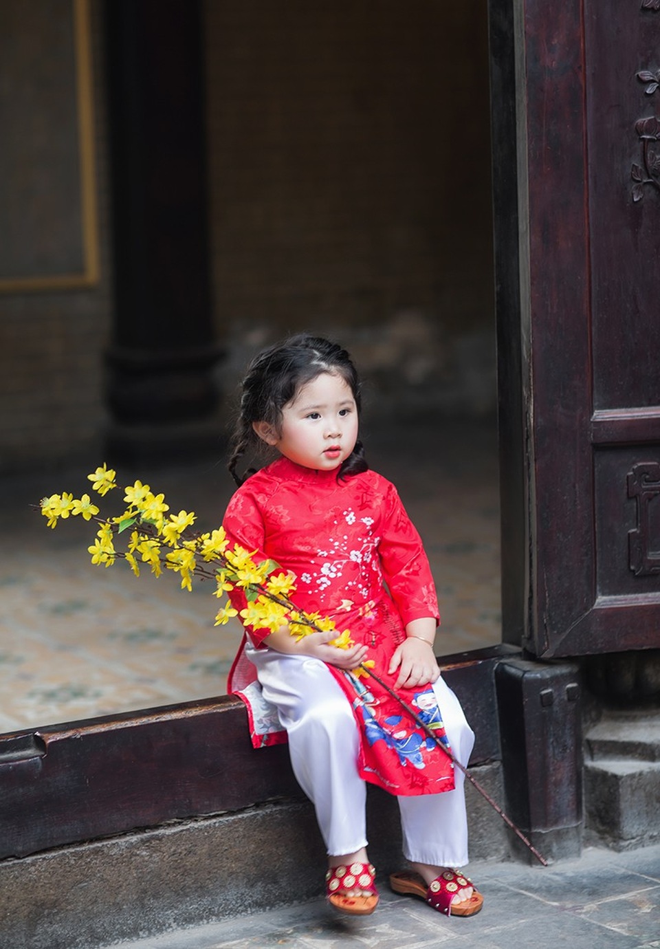 Đi chùa đầu xuân cùng cô bé đáng yêu Mimi - 5 Mimi đang trong độ tuổi hiếu kì với mọi thứ xung quanh. Bé thường hỏi đến cùng khi gặp sự vậy, sự việc. Ví dụ như, bé thường nghe nói uống nhiều nước thì đẹp da, bé hỏi mẹ vì sao lại như vậy, hỏi nước làm từ gì, đến từ đâu, vì sao dưới lòng đất có nước...