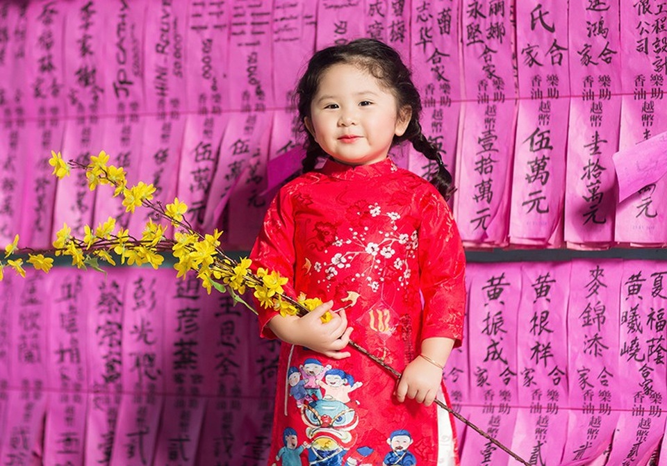 Đi chùa đầu xuân cùng cô bé đáng yêu Mimi - 4 “Thời gian trôi qua nhanh thật, Mimi bây giờ trưởng thành hơn năm ngoái rất nhiều. Nói nhiều hơn, tư duy chững chạc hơn, rất ý thức giống bà cụ non (cười), biết thể hiện tình cảm bằng lời nói và nhiều biểu cảm. Năm trước thì chỉ bập bẹ và dùng cảm xúc nhiều hơn là nói”, mẹ Mimi chia sẻ.
