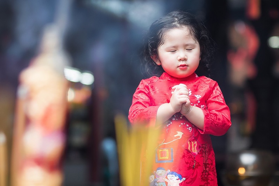 Đi chùa đầu xuân cùng cô bé đáng yêu Mimi - 3 Bé Mimi rất có chủ kiến. Mới 2 tuổi rưỡi nhưng Mimi đã ý thức được việc phải lao động mới có tiền phục vụ cho ước mơ. Bé làm nhiều việc như lau nhà, tưới cây, rửa chén... mỗi việc được ba mẹ cho 10 ngàn đồng. Bé dồn lại, bỏ ống heo. Cuối năm, Mimi đập ống heo đem tiền giúp các bạn có hoàn cảnh khó khăn. Bé nói rằng phải biết chia sẻ.