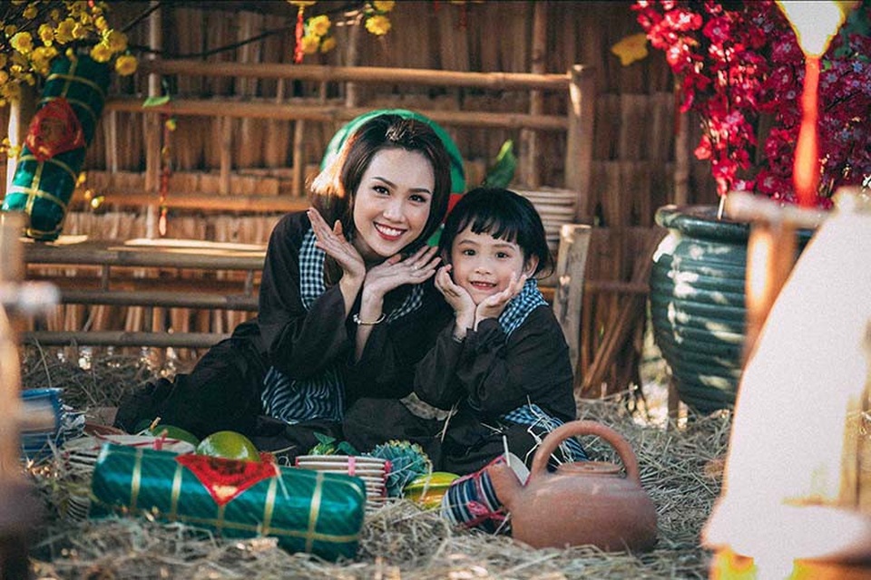 Ngọt ngào bộ ảnh du xuân của mẹ và con gái - 10
Ngoài ra còn có trang phục áo bà ba chân chất, giản dị.