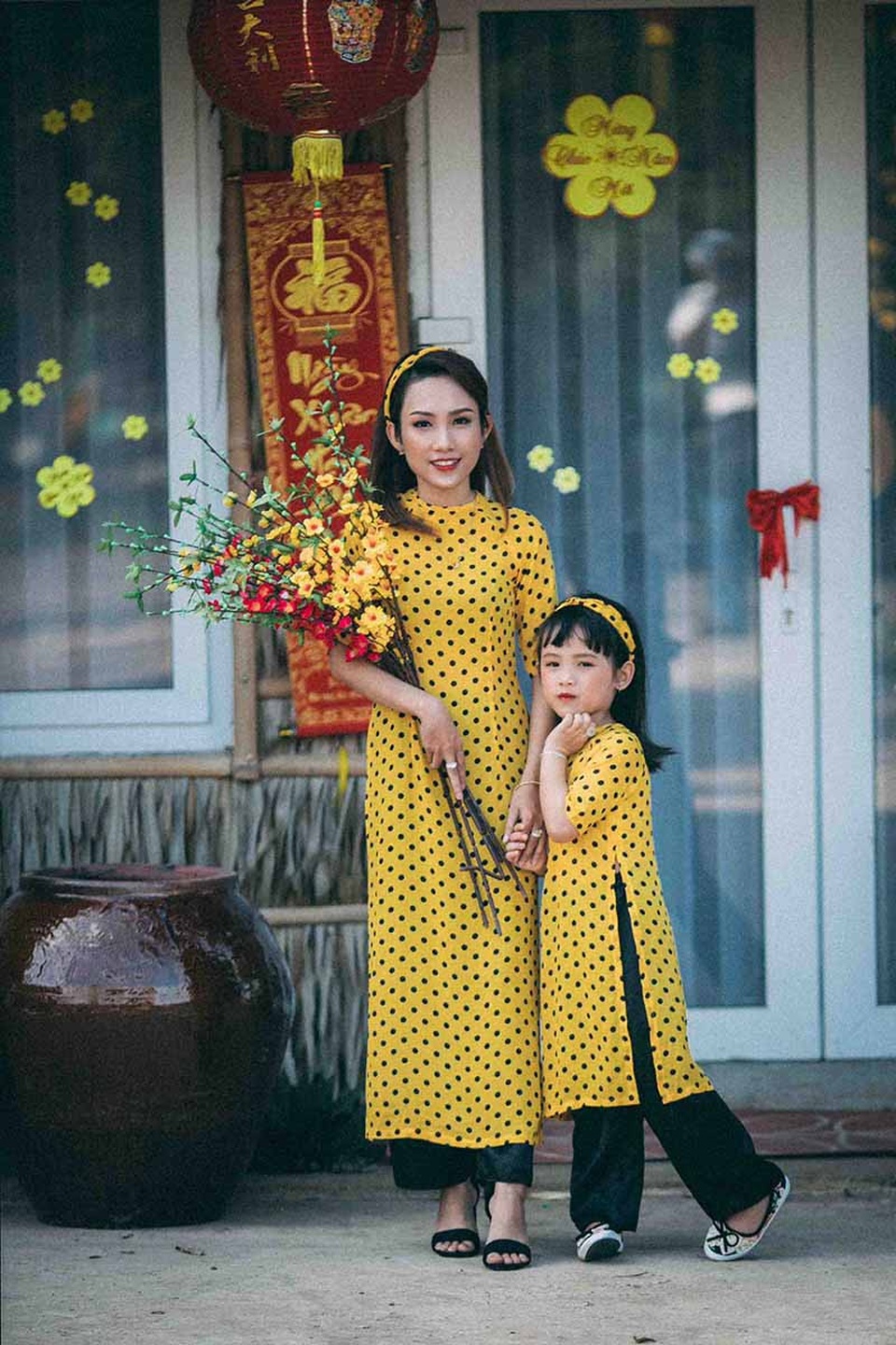 Ngọt ngào bộ ảnh du xuân của mẹ và con gái - 3
Hồng Phượng chia sẻ: “Dù công việc thế nào thì gia đình vẫn luôn là điều quan trọng nhất. Mình muốn lưu giữ những khoảnh khắc cùng con gái, bộ ảnh chỉ đơn giản thực hiện với mong muốn năm mới sẽ mang đến nhiều niềm vui, may mắn”.