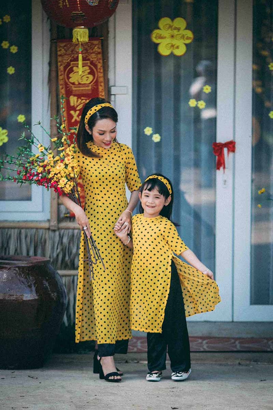 Ngọt ngào bộ ảnh du xuân của mẹ và con gái - 5
Ngắm nhìn những hình ảnh này chắc hẳn ai cũng muốn trở về nhà, sà vào lòng mẹ như những ngày thơ ấu.