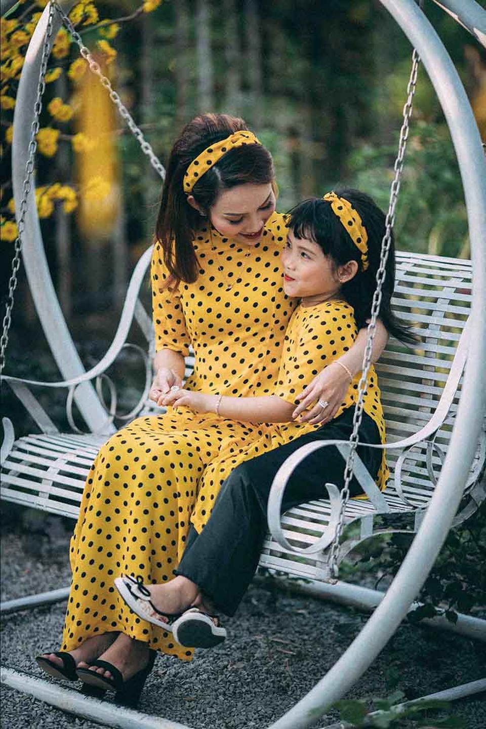Ngọt ngào bộ ảnh du xuân của mẹ và con gái - 8
Bởi với cô: “Áo dài tôn lên những nét nhẹ nhàng, thanh lịch của người phụ nữ Việt, mình cũng muốn con gái mình sẽ yêu thích trang phục này”.