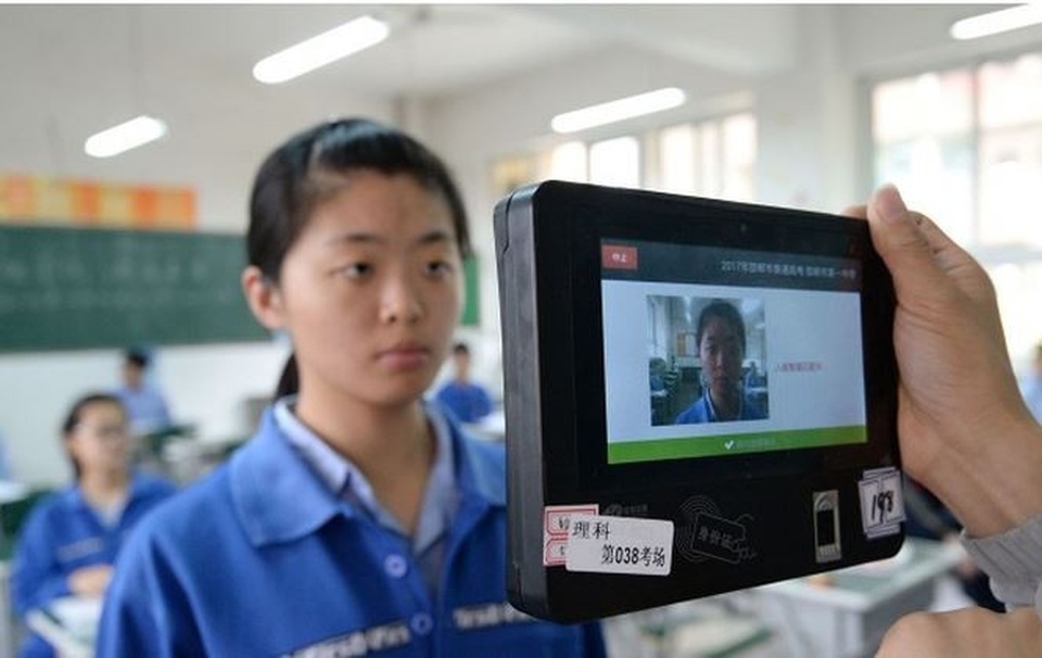 
Giáo viên Trung Quốc dùng phần mềm nhận dạng khuôn mặt để kiểm tra thông tin của học sinh tại kỳ thi vào đại học.

