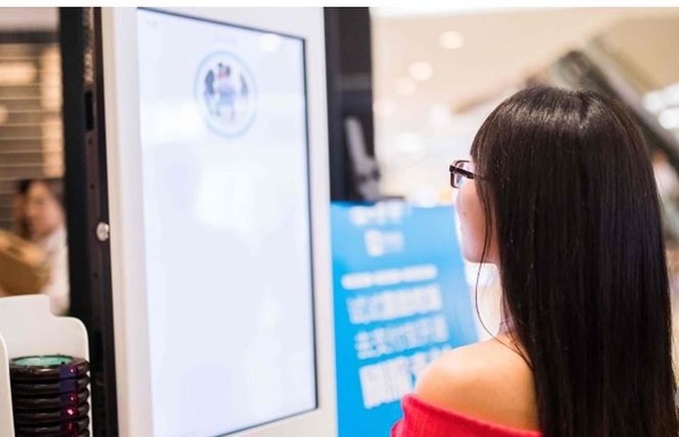 
Công nghệ nhận dạng khuôn mặt được áp dụng khi mua đồ ăn nhanh tại chuỗi của hàng KFC tại Trung Quốc.
