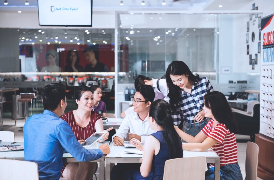 Học tiếng Anh cùng bạn bè sẽ nhanh tiến bộ? - 2 Lớp tự thực hành tiếng Anh của các học viên tại Wall Street English.