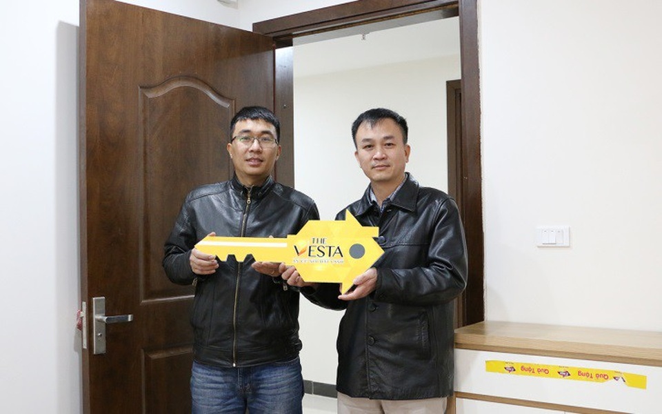 The Vesta: 488 căn hộ đã được bàn giao trước Tết 2018 - 2 Cư dân The Vesta vui mừng nhận chìa khóa vàng tượng trưng