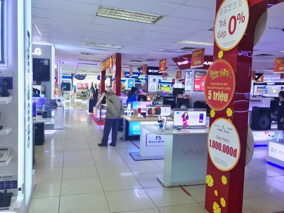 Quầy bán điện thoại cũng chẳng khá khẩm hơn