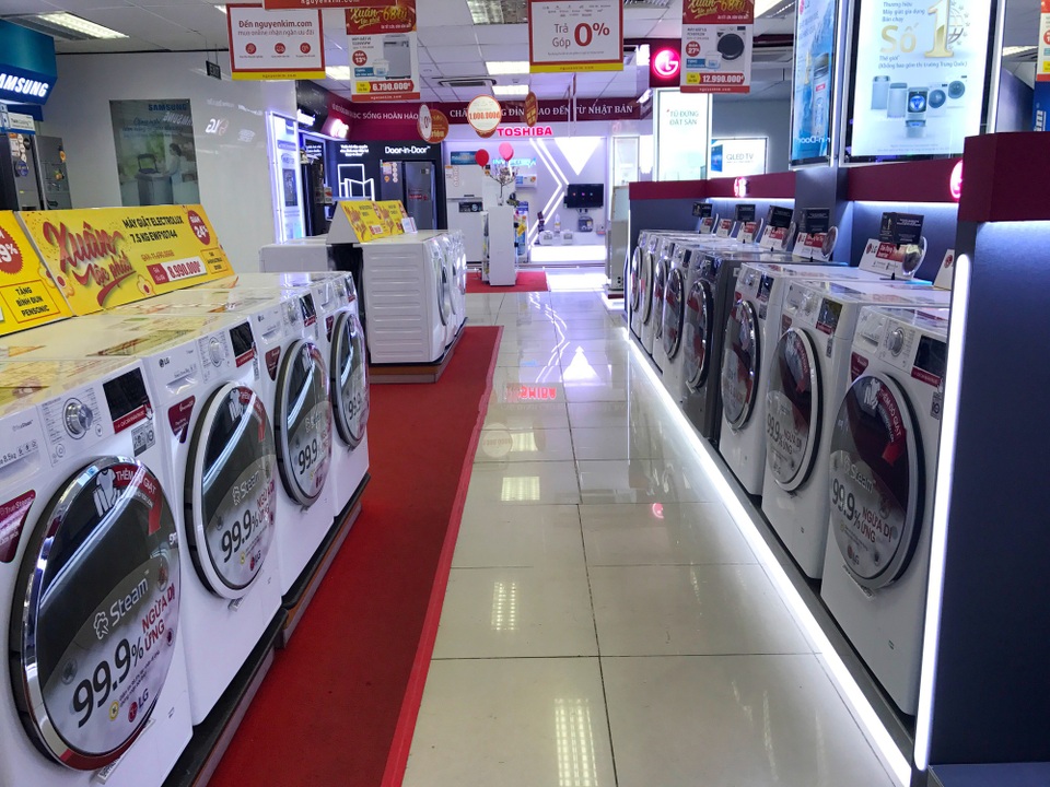 Cảnh tượng vắng khách hiếm thấy trong mỗi dịp giáp Tết đang diễn ra tại nhiều siêu thị điện máy.