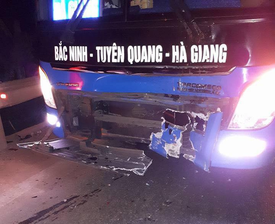 Xe máy kẹp 3 đấu đầu ô tô khách, 3 người tử vong - 1
Phần đầu chiếc ô tô khách bị hư hỏng nặng sau cú va chạm mạnh. (Ảnh: Nguyễn Văn Tấn)