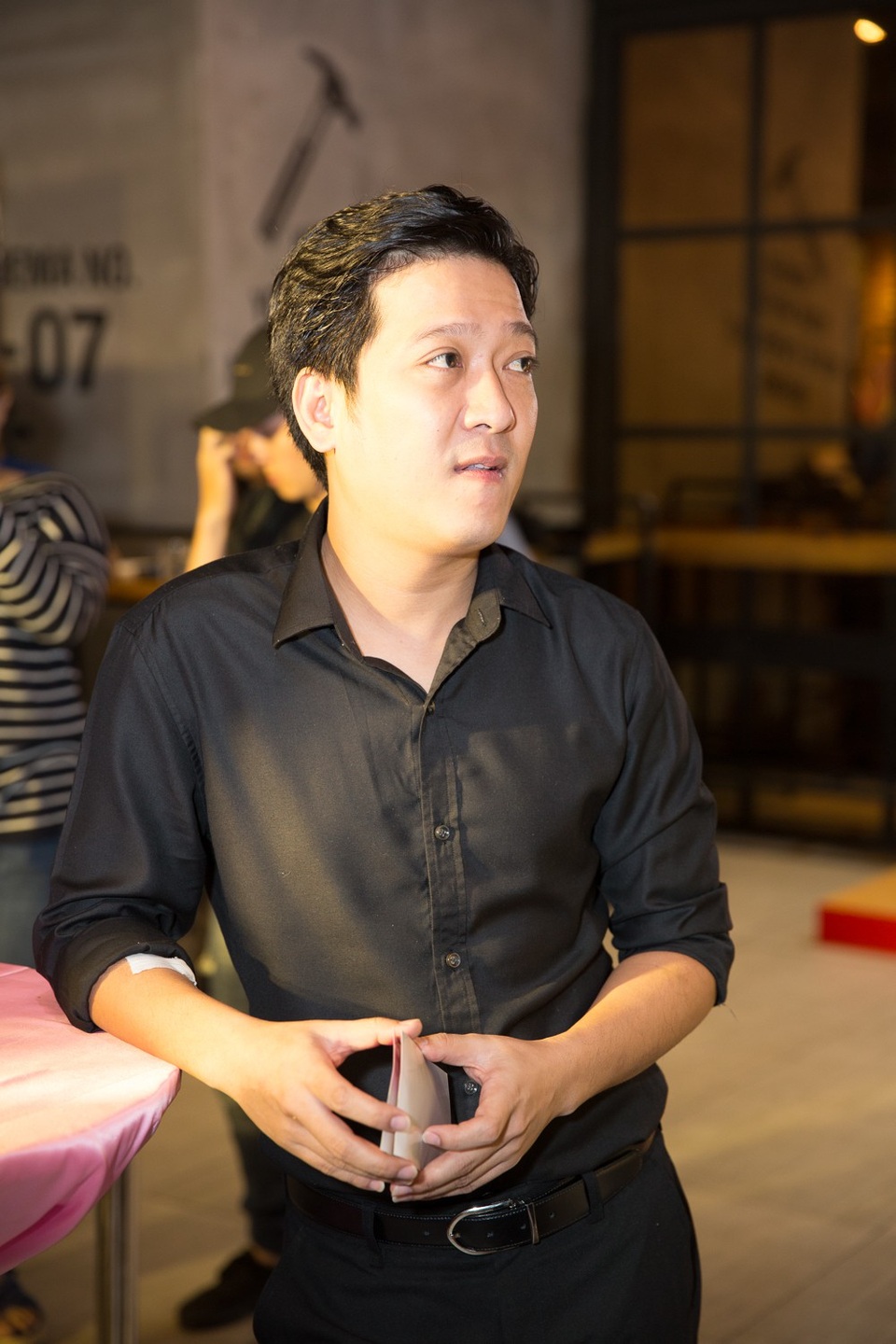 Trường Giang tỏ thái độ khó hiểu trong lần đầu xuất hiện sau scandal cầu hôn Nhã Phương - 1 Trường Giang lịch lãm trong trang phục đen, khác với phong cách thường thấy của nam diễn viên trong các sự kiện. Thế nhưng thái độ và cách hành xử của nam diễn viên khiến nhiều người cảm thấy rất bất ngờ.