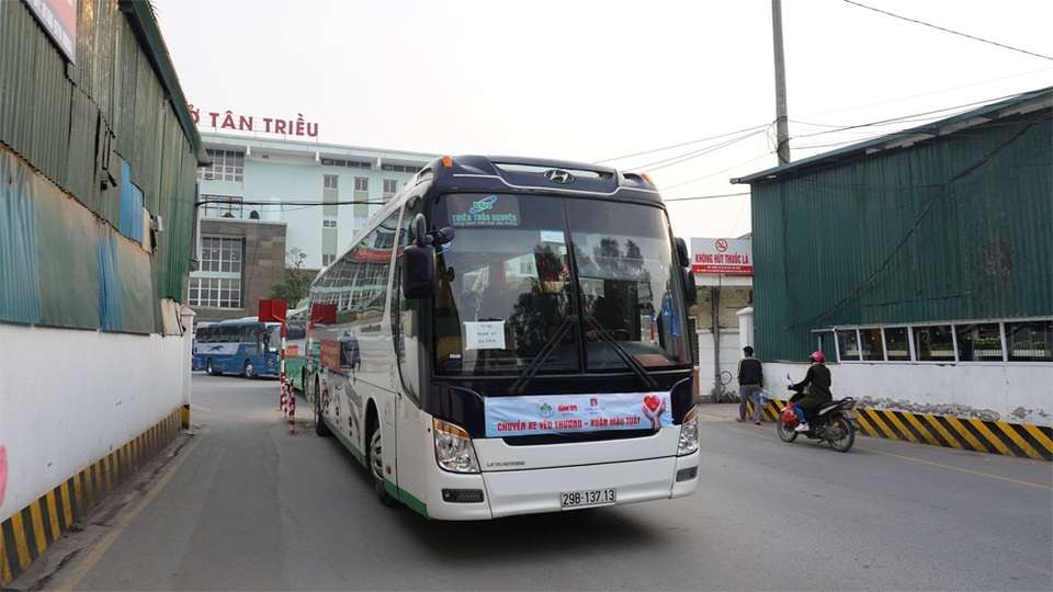 Hàng trăm bệnh nhân ung thư được về quê miễn phí trên những "chuyến xe yêu thương" - 7 Hàng trăm bệnh nhân ung thư được về quê miễn phí trên những "chuyến xe yêu thương" - 7