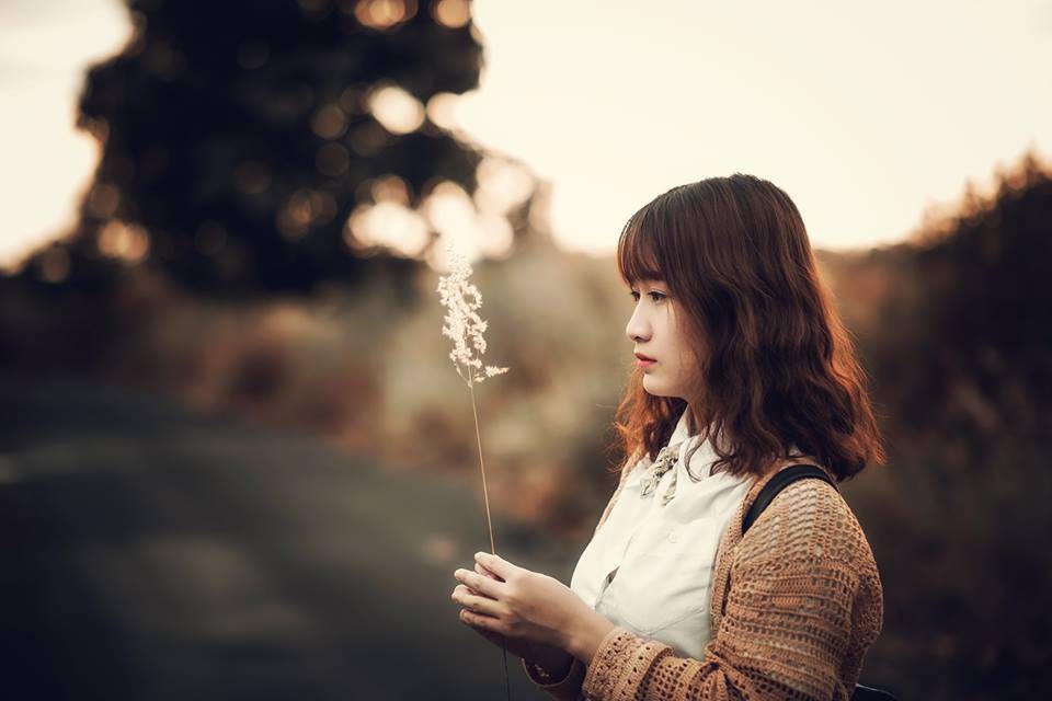 Mẹ ơi, Tết này con không về! - 1
Xa quê, con tự mình mạnh mẽ và vượt qua những lo toan khi không có mẹ... (Ảnh minh họa: Guu Studio)