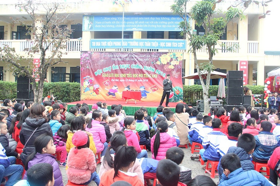 Rộn ràng “Hội chợ tuổi thơ” cho các em học sinh tiểu học - 1
Thực hiện theo đợt phát động của Tỉnh đoàn Hà Tĩnh về việc tổ chức mô hình “Hội chợ tuổi thơ” cho tất cả các trường tiểu học, trung học cơ sở trên toàn tỉnh, ngày 13/1, trường tiểu học Đại Nài (TP Hà Tĩnh) tổ chức “Hội chợ ẩm thực” lồng ghép với chương trình “Giao lưu học sinh tiểu học nói tiếng Anh” ngay trong khuôn viên của nhà trường.