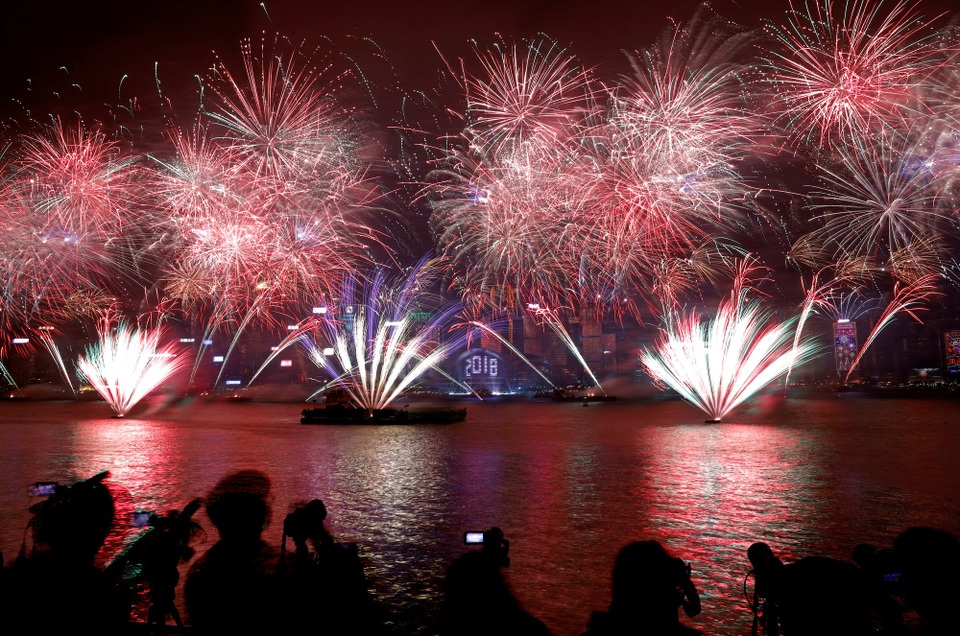 Thế giới mở "đại tiệc" pháo hoa đón năm 2018 - 2
Pháo hoa tại cảng Victoria, Hong Kong (Ảnh: Reuters)