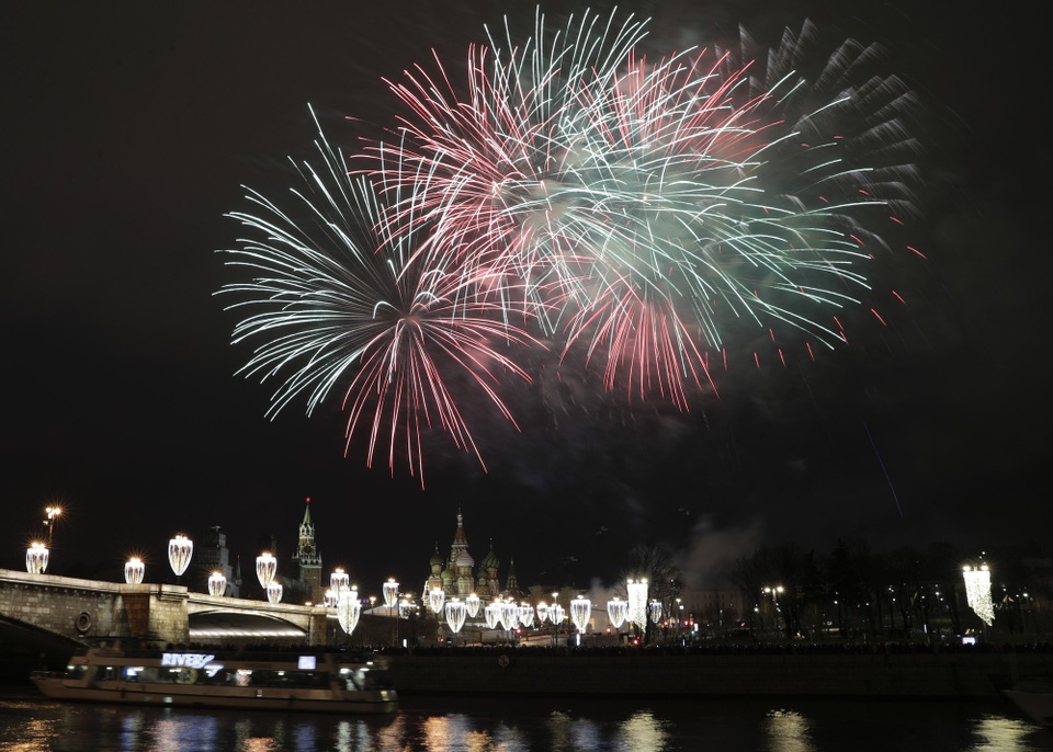 Pháo hoa rợp trời châu Âu chào đón năm mới 2018 - 20 
Phao hoa rực rỡ tại thủ đô Moscow (Ảnh: Reuters)