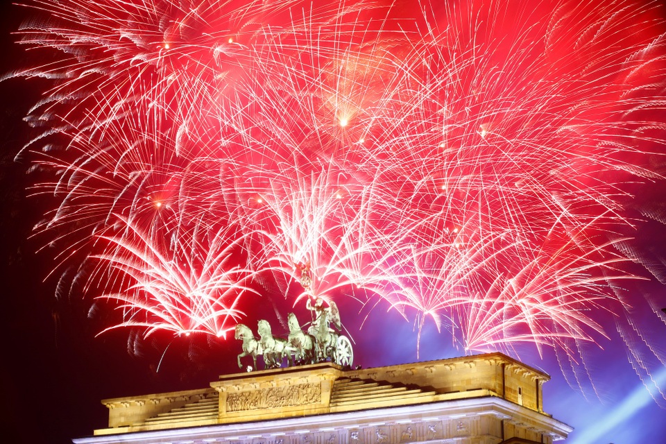 Pháo hoa rợp trời châu Âu chào đón năm mới 2018 - 15 
(Ảnh: Reuters)