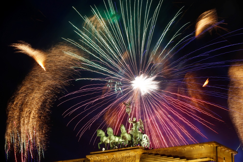 Pháo hoa rợp trời châu Âu chào đón năm mới 2018 - 16 
(Ảnh: Reuters)
