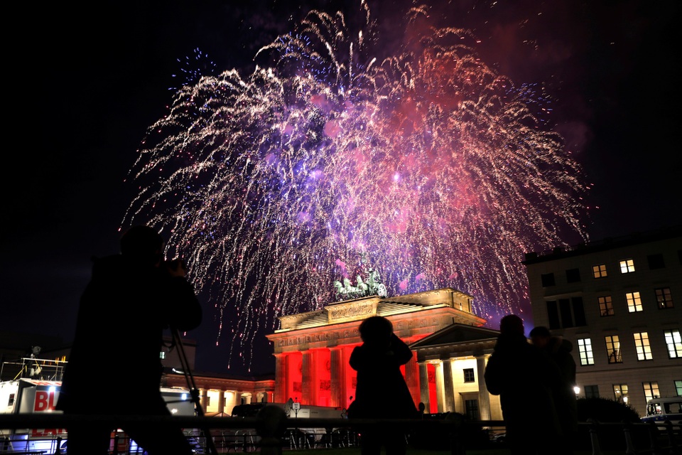 Pháo hoa rợp trời châu Âu chào đón năm mới 2018 - 17 
(Ảnh: Reuters)