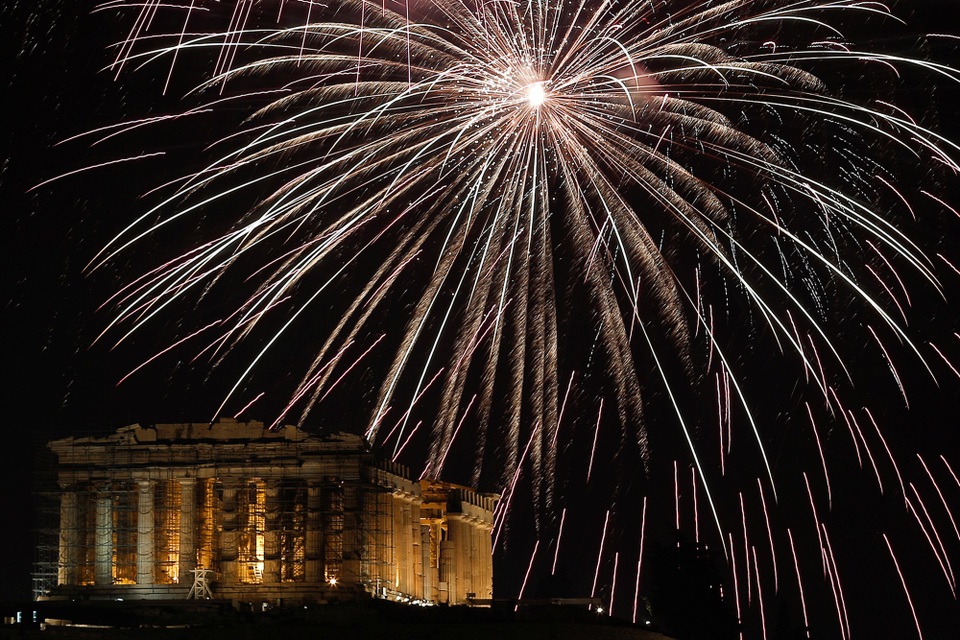 Pháo hoa rợp trời châu Âu chào đón năm mới 2018 - 24 
(Ảnh: Reuters)
