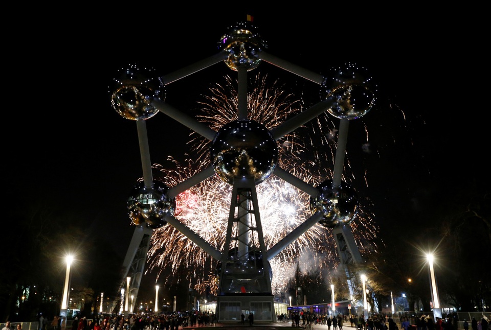 Pháo hoa rợp trời châu Âu chào đón năm mới 2018 - 26 
Pháo hoa tại công trình Atomium nổi tiếng ở thủ đô Brussels, Bỉ (Ảnh: Reuters)