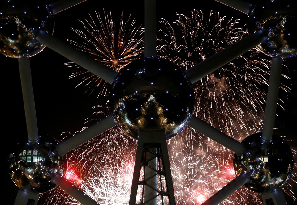 Pháo hoa rợp trời châu Âu chào đón năm mới 2018 - 27 
(Ảnh: Reuters)