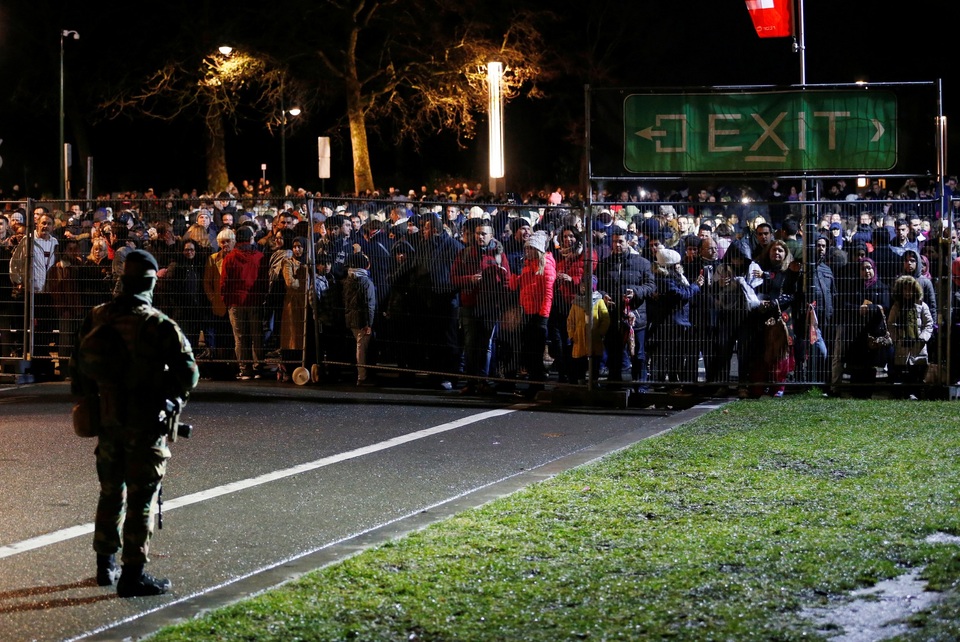 Pháo hoa rợp trời châu Âu chào đón năm mới 2018 - 28 
Cảnh sát làm nhiệm vụ trong đêm giao thừa gần công trình Atomium. An ninh đã được thắt chặt tại Bỉ trong bối cảnh có những lo ngại về các vụ tấn công khủng bố dịp năm mới. (Ảnh: Reuters)