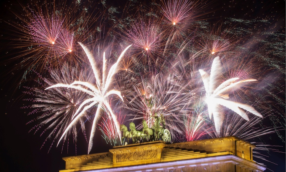 Pháo hoa rợp trời châu Âu chào đón năm mới 2018 - 14 
(Ảnh: Reuters)