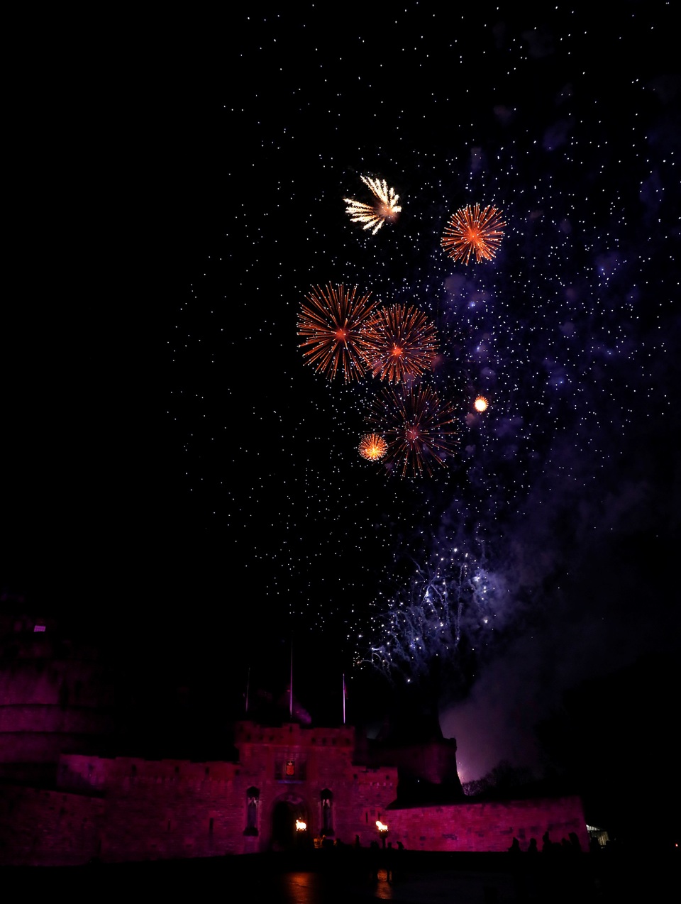 Pháo hoa rợp trời châu Âu chào đón năm mới 2018 - 7 
(Ảnh: Reuters)