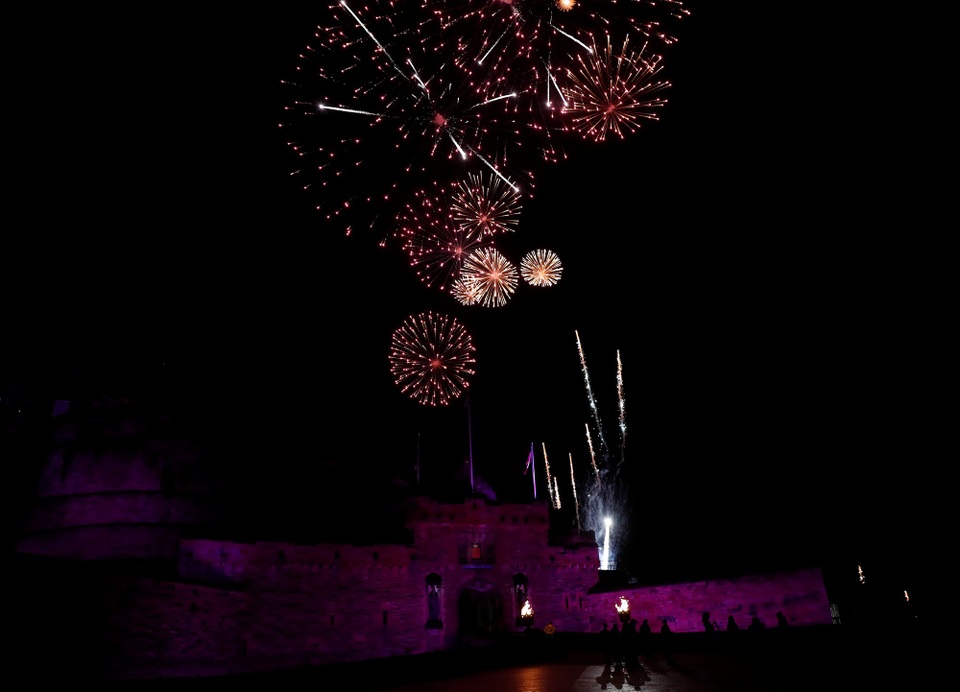 Pháo hoa rợp trời châu Âu chào đón năm mới 2018 - 8 
(Ảnh: Reuters)