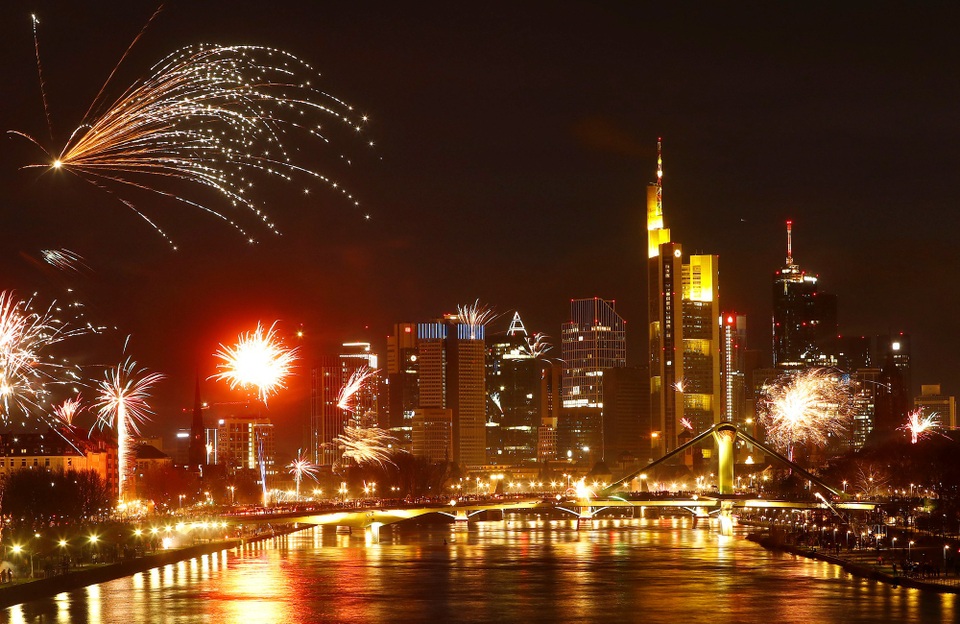 Pháo hoa rợp trời châu Âu chào đón năm mới 2018 - 18 
Pháo hoa đồng loạt được thắp sáng tại nhiều tòa nhà thuộc quận tài chính ở thành phố Frankfurt, Đức (Ảnh: Reuters)