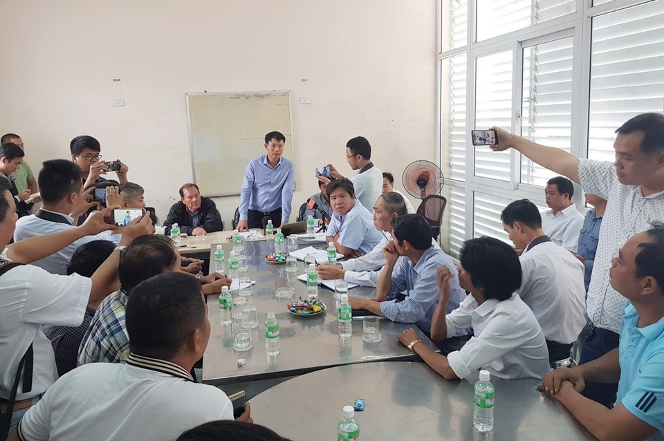 Từ ngày mai, xe dưới 12 chỗ trong 16 xã tự do qua trạm BOT Ninh An - 1 Nhà đầu tư trạm BOT Ninh An (xã Ninh Lộc, thị xã Ninh Hòa, Khánh Hòa) đã có buổi đối thoại với các tài xế, sáng 4/1