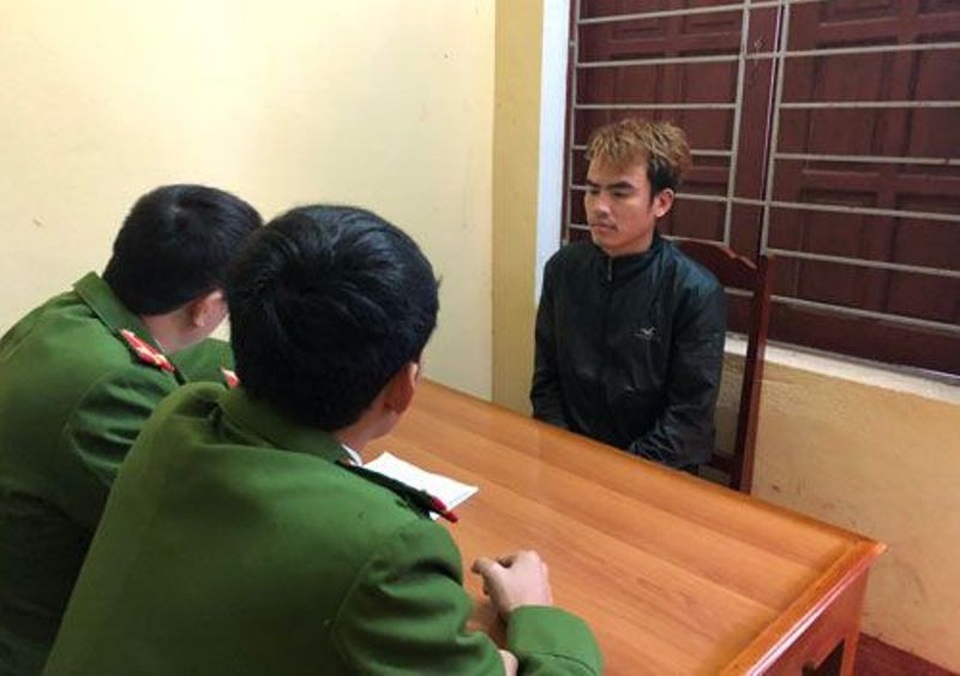 Quen biết qua facebook, 2 cô gái bị lừa mất xe máy - 2 Lực lượng Công an lấy lời khai của đối tượng