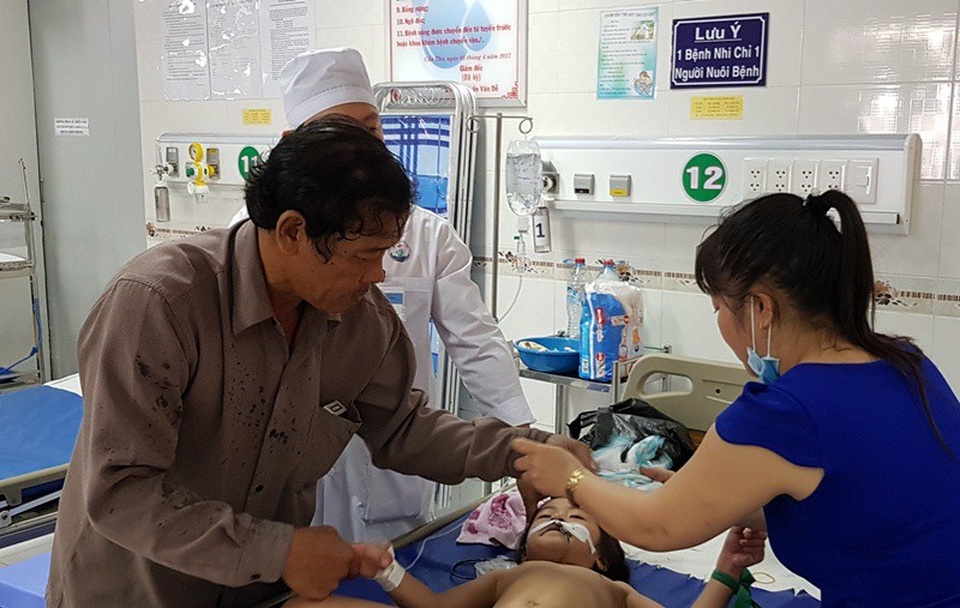 Nghi án cha đầu độc 3 con đẻ bằng thuốc trừ sâu: Công an vào cuộc - 1
Các bé đang được điều trị tại Bệnh viện Nhi đồng TP Cần Thơ