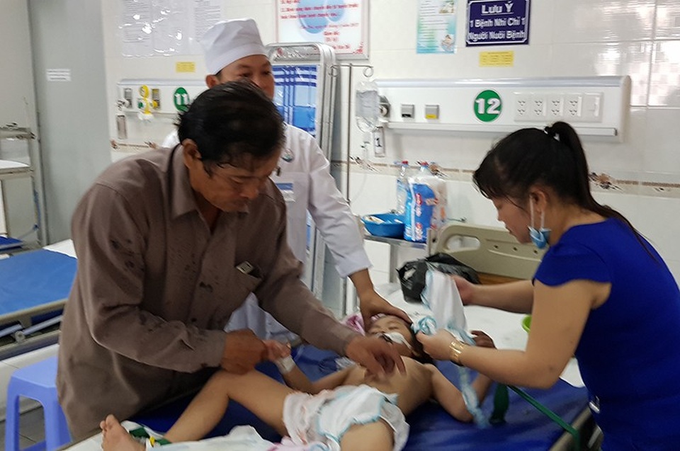 Vụ nghi cha cho 3 con ruột uống thuốc trừ sâu: Cha xuất viện, 3 con bớt mê sảng - 1 Hiện các cháu vẫn đang được theo dõi sát tại Bệnh viện Nhi đồng Cần Thơ