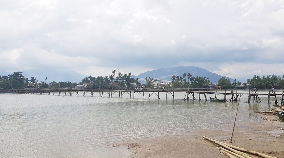 Học sinh Nha Trang háo hức qua sông trên cầu gỗ 2 lần bị lũ cuốn - 1 Cầu gỗ Phú Kiểng (TP Nha Trang) phục vụ miễn phí cho học sinh qua sông đi học