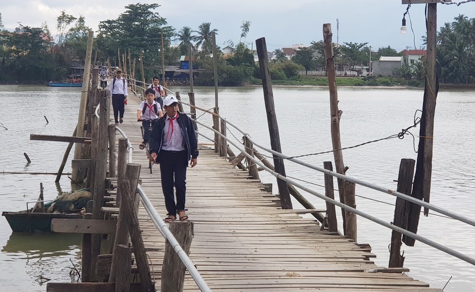 Học sinh Nha Trang háo hức qua sông trên cầu gỗ 2 lần bị lũ cuốn - 2
Sau 2 lần do mưa lũ gây hư hỏng, chia cắt thì đến nay cầu gỗ đã được hoàn thiện giúp học sinh thuận lợi qua sông đi học. Theo trường THCS Cao Thắng (TP Nha Trang), có gần 150 em học sinh bị ảnh hưởng mỗi khi không có cầu gỗ này.