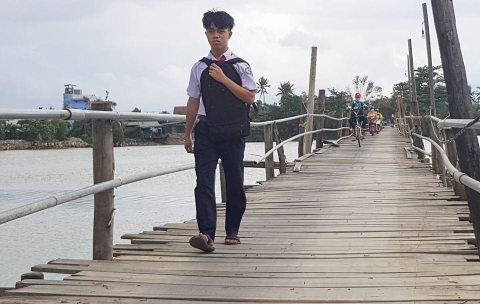 Học sinh Nha Trang háo hức qua sông trên cầu gỗ 2 lần bị lũ cuốn - 3
Nhà cách trường chỉ một con sông nên nhiều học sinh đã đi bộ qua cầu