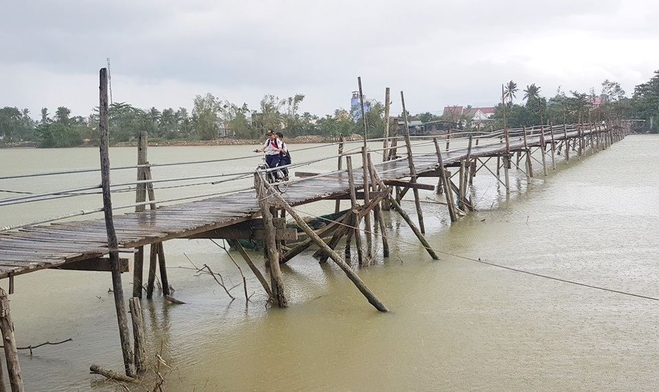 Học sinh Nha Trang háo hức qua sông trên cầu gỗ 2 lần bị lũ cuốn - 5 Mỗi mùa mưa lũ, cầu gỗ này thường xảy ra hư hỏng hoặc bị cuốn trôi gây khó khăn cho người dân đôi bờ