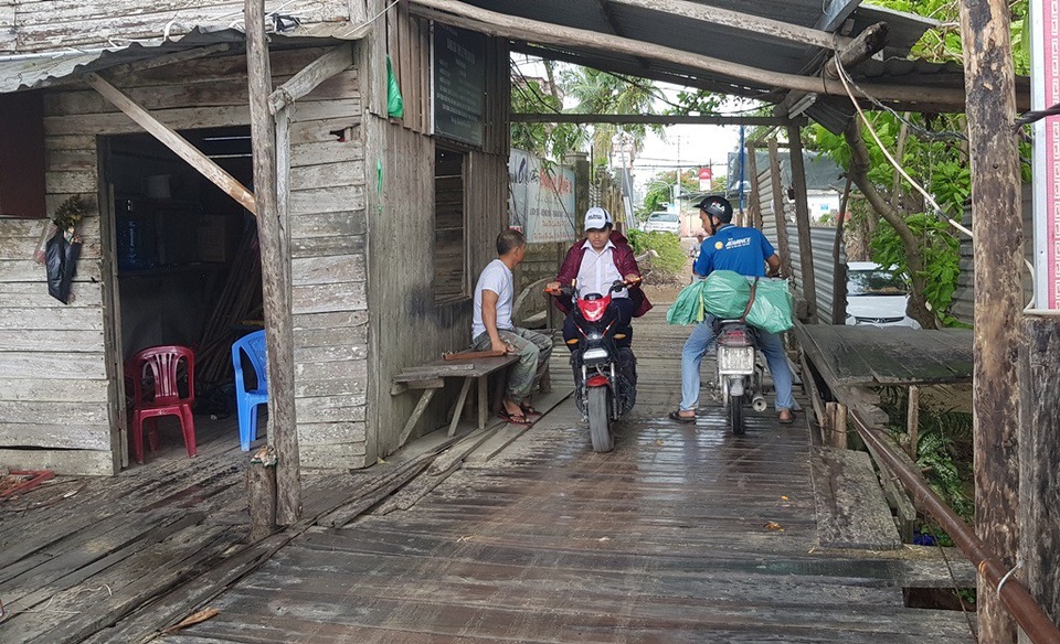 Học sinh Nha Trang háo hức qua sông trên cầu gỗ 2 lần bị lũ cuốn - 4 Chủ cầu đã không thu phí đối với các em học sinh, giáo viên, bộ đội, gia đình chính sách...
