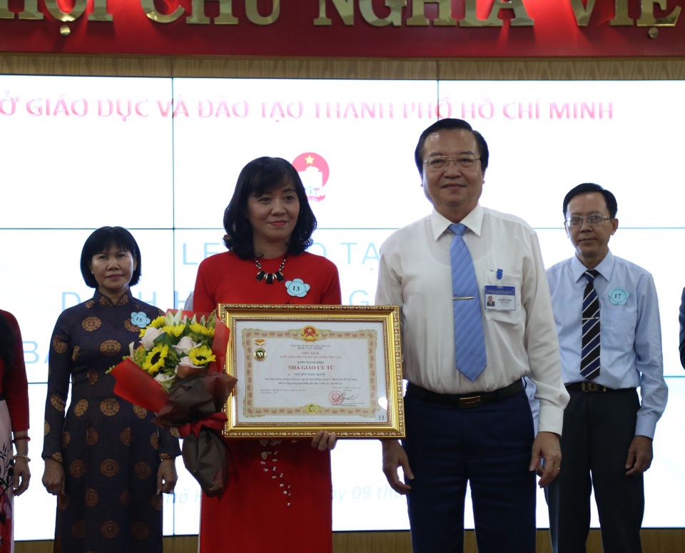 TPHCM: 21 thầy cô nhận danh hiệu Nhà giáo Ưu tú - 1
21 giáo viên, quản lý ngành Giáo dục TPHCM được trao tặng danh hiệu Nhà giáo Ưu tú.