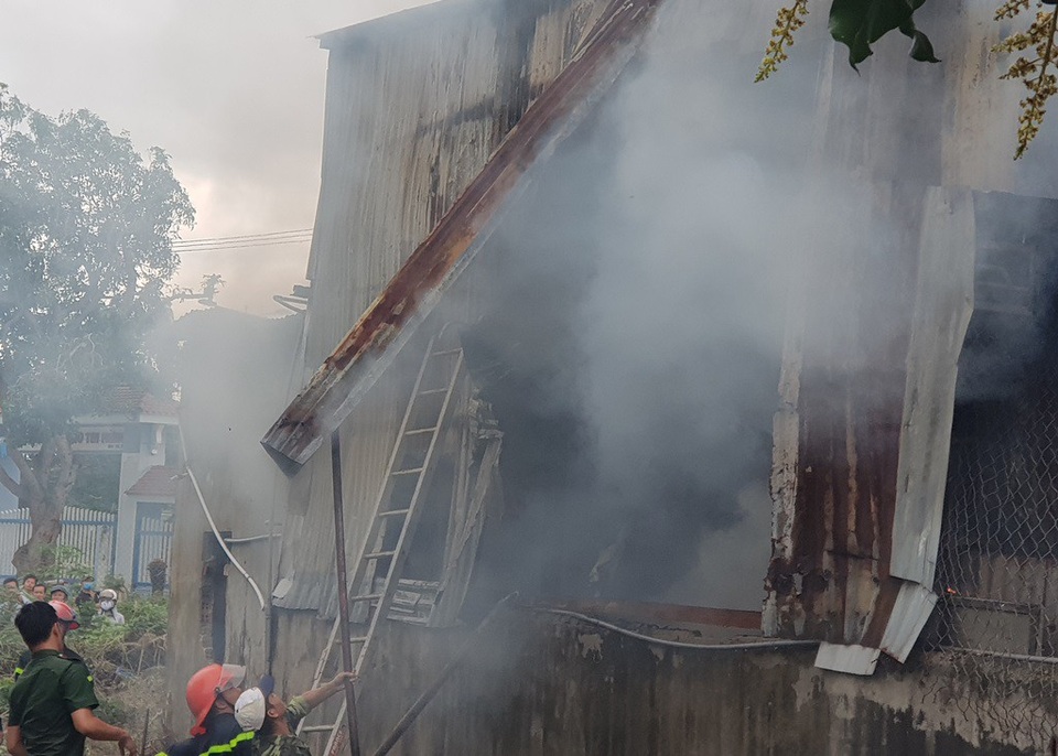Hai cha con thương vong vì cháy lớn, nghi do tự phóng hỏa - 2 Căn nhà tôn sản xuất hàng vàng mã nghi ngút khói lửa sau vụ cháy kinh hoàng